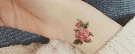 Tatuaggi con fiori: significati e idee per realizzarne uno